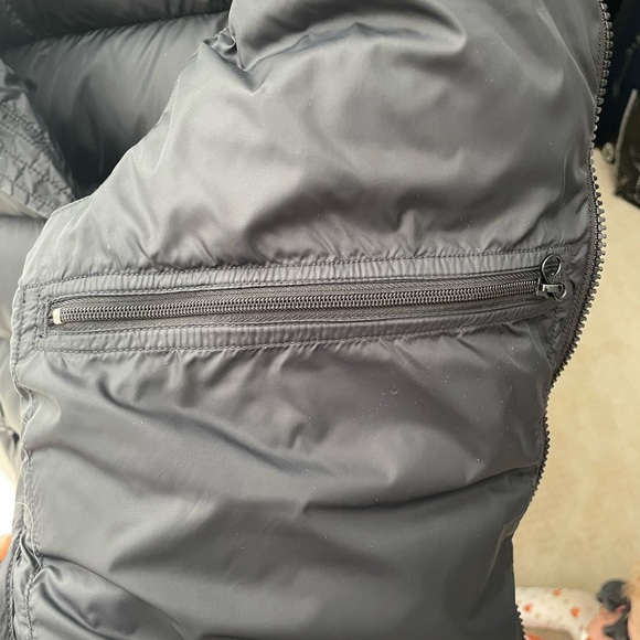 Women’s Puffer Vest size small - Picture 4 of 5